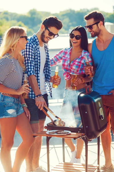 People barbecuing while standing on the roof — Stock Photo, Image