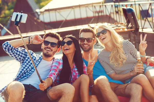 Vrolijke jongeren maken selfie — Stockfoto