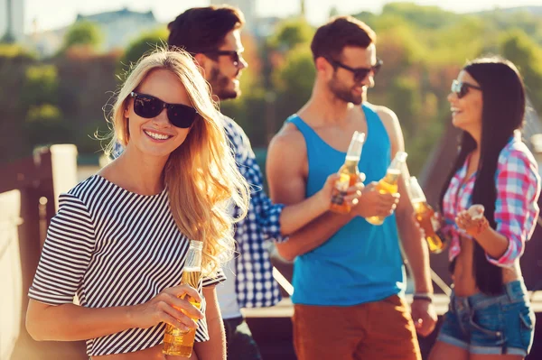 Mujer sosteniendo botella de cerveza — Foto de Stock