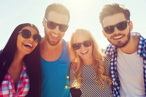 Gente alegre que se une entre sí — Foto de Stock