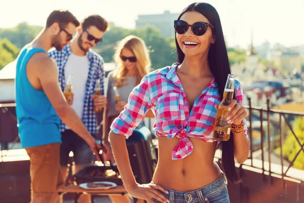 Jovem mulher segurando garrafa com cerveja — Fotografia de Stock