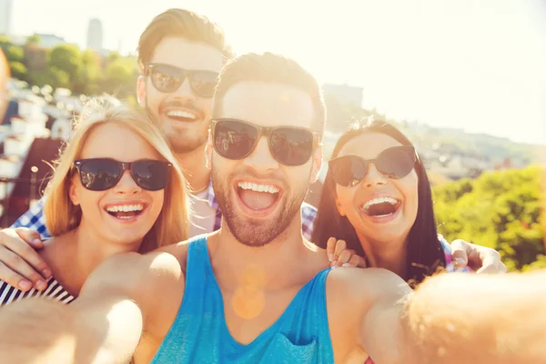 Young people making selfie on roof — Stock Photo, Image