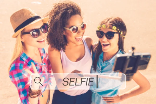 Gelukkig vrouwen maken selfie — Stockfoto