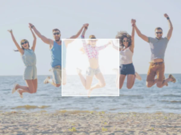 Glückliche Menschen springen über das Meer — Stockfoto
