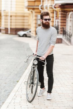 Bisiklet ile yakışıklı Hipster