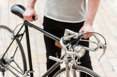 Bisiklet ile genç adam el