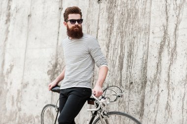 Bisiklet ile yakışıklı sakallı adam