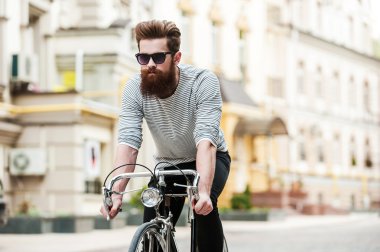 Bisiklet ile yakışıklı sakallı adam