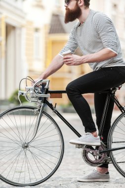 Bisiklet ile yakışıklı sakallı adam