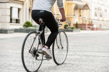 Bisikletli genç adam