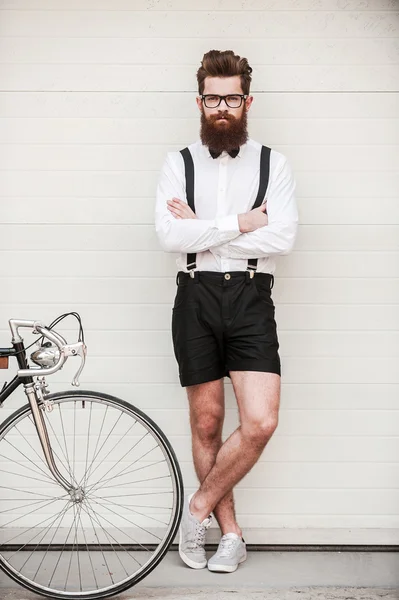 Beau hipster avec vélo — Photo