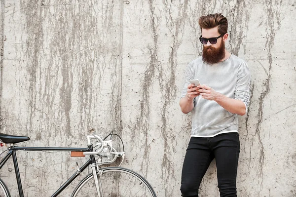 Bell'uomo barbuto con bicicletta — Foto Stock