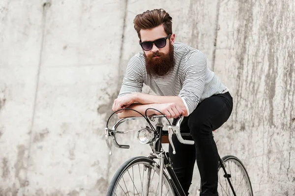 Hombre barbudo guapo con bicicleta — Foto de Stock