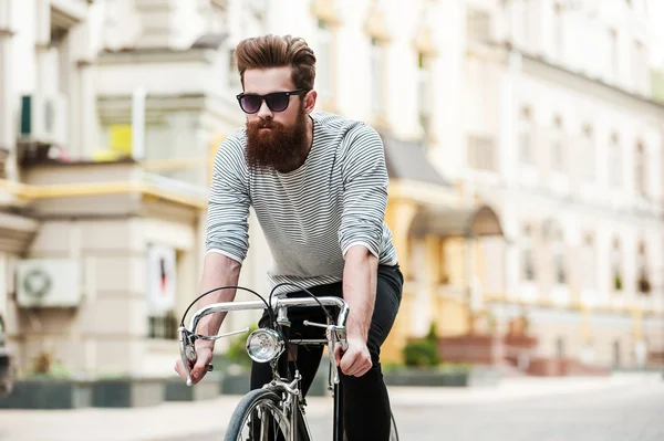 Bonito barbudo homem com bicicleta — Fotografia de Stock