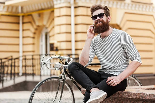 Bonito barbudo homem com bicicleta — Fotografia de Stock