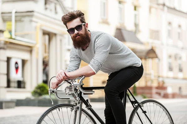Bonito barbudo homem com bicicleta — Fotografia de Stock