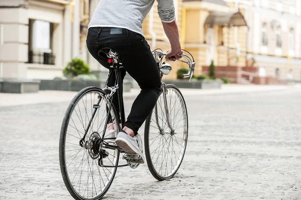 Jeune homme avec vélo — Photo