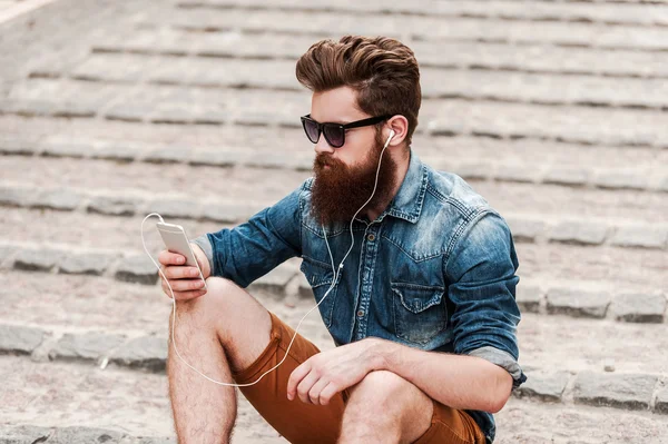 Бородатий чоловік з мобільним телефоном — стокове фото