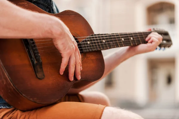 Руки музыканта с гитарой — стоковое фото