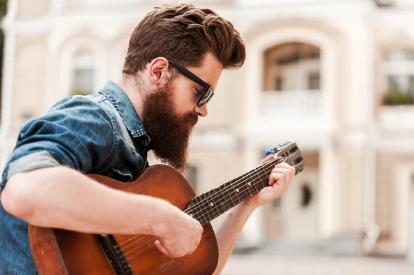 Handsome  musician with guitar — Stock Photo, Image