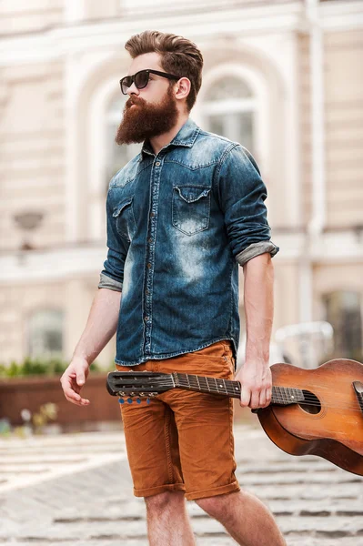 Músico bonito com guitarra — Fotografia de Stock