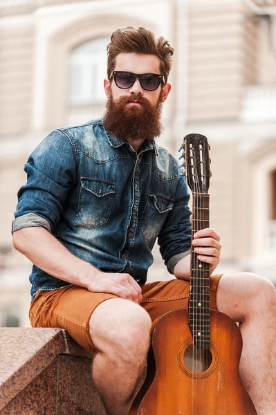Guapo músico con guitarra — Foto de Stock
