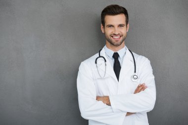 Beyaz üniformalı yakışıklı doktor