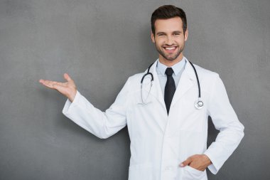 Beyaz üniformalı yakışıklı doktor