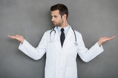 Beyaz üniformalı yakışıklı doktor