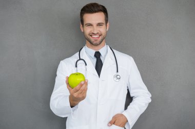Beyaz üniformalı yakışıklı doktor