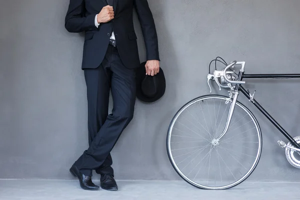 Επιχειρηματίας πόδια, με ποδήλατο — Φωτογραφία Αρχείου