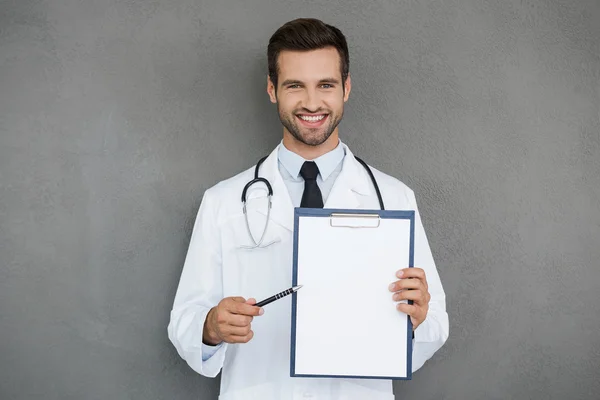Knappe dokter in witte uniform — Stockfoto