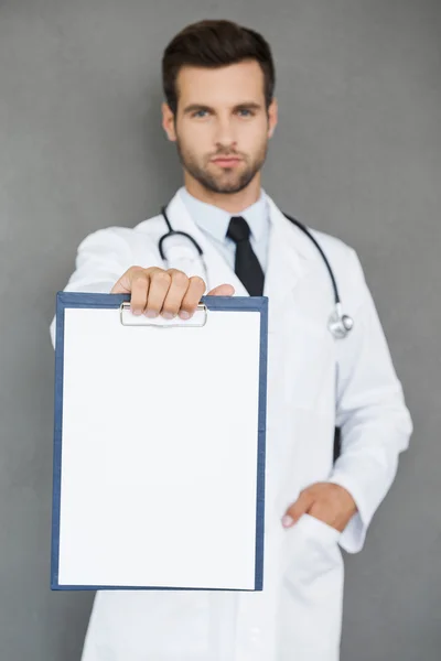 Médico bonito em uniforme branco — Fotografia de Stock