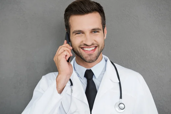 Knappe dokter in witte uniform — Stockfoto