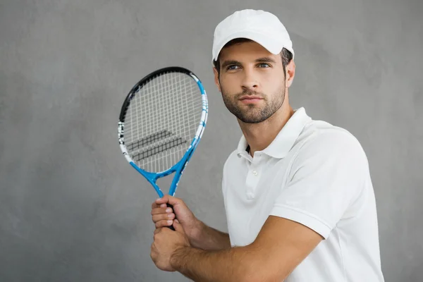 Knappe man in tennis kleding — Stockfoto