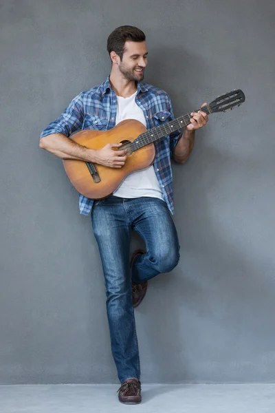 Hombre guapo con guitarra . — Foto de Stock