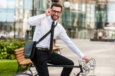 genç yakışıklı işadamı