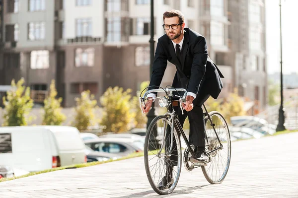 Joven hombre de negocios guapo — Foto de Stock