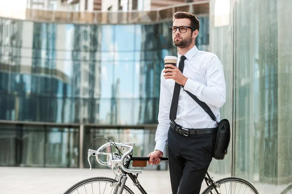 Joven hombre de negocios guapo — Foto de Stock