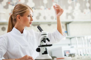 güzel genç kadın bilim