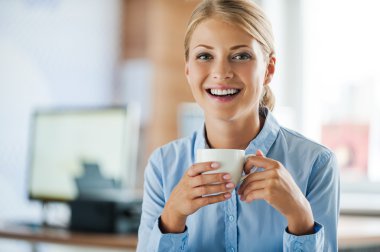 Neşeli başarılı işkadını