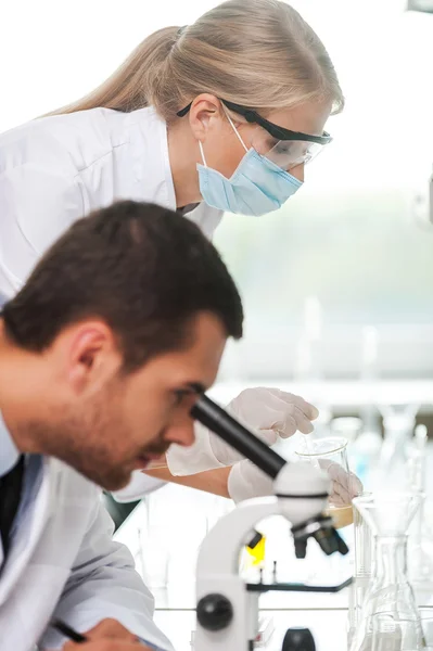 Cientistas masculinos e femininos — Fotografia de Stock