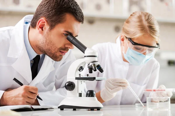Male and female scientists — Stock Photo, Image