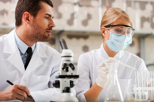 Cientistas masculinos e femininos — Fotografia de Stock