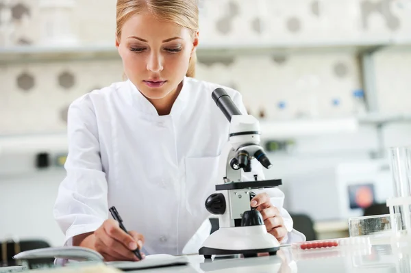 Bella giovane scienziata donna — Foto Stock