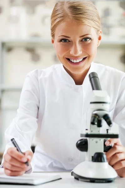 Mooie jonge vrouwelijke wetenschapper — Stockfoto