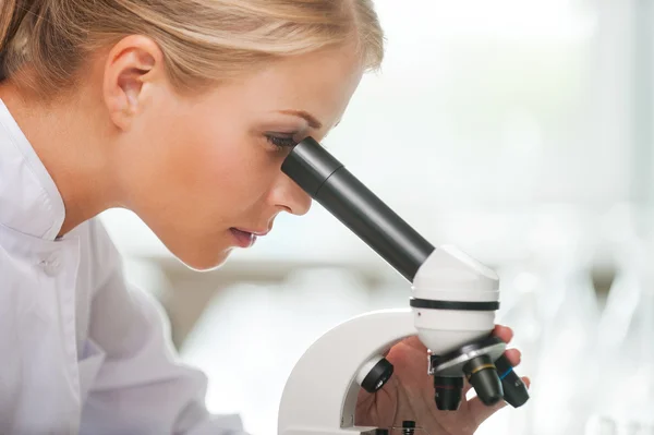 Jovem cientista bonita — Fotografia de Stock