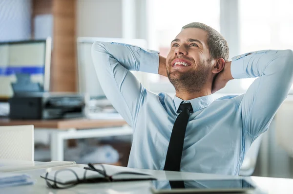 Glada affärsman sitter vid skrivbord — Stockfoto