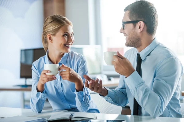 Fröhliche junge Leute mit Tassen Kaffee — Stockfoto