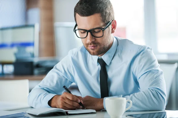 Guapo joven hombre de negocios — Foto de Stock